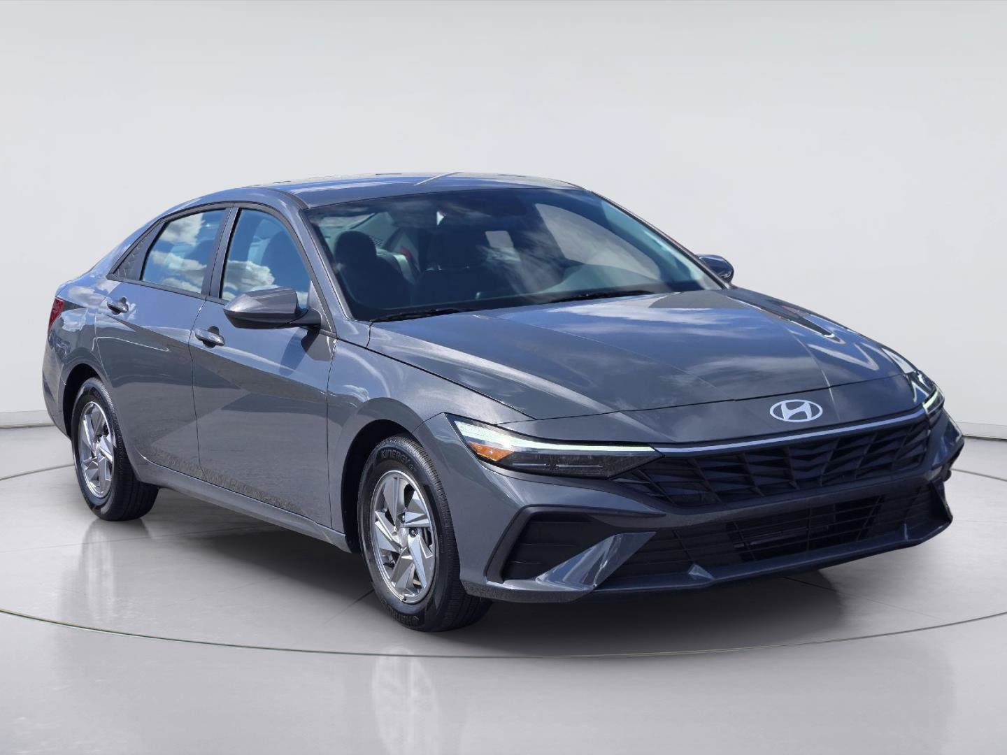 Used 2026 Hyundai Elantra SE w/ Cargo Package FWD image 3