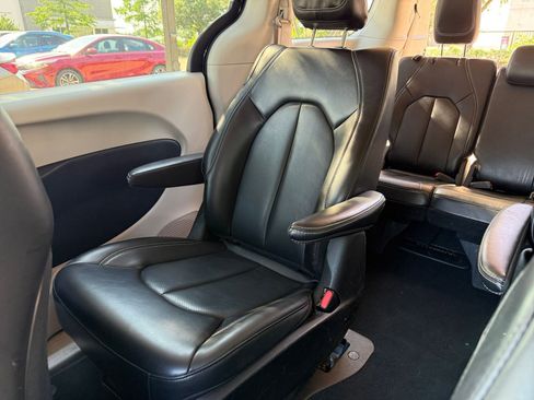 Used 2023 Chrysler Pacifica Touring-L FWD image 41