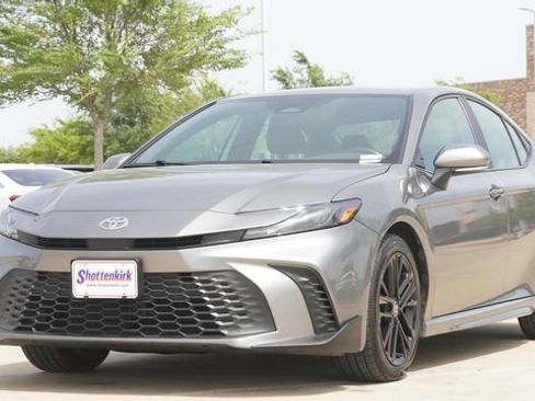 Used 2025 Toyota Camry SE FWD image 3