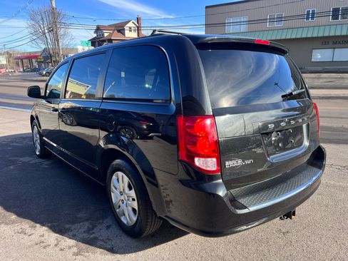 Used 2018 Dodge Grand Caravan SE w/ UConnect Hands-Free Group image 5