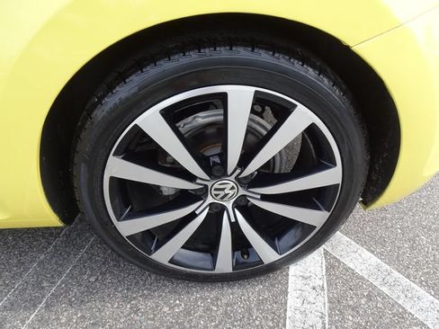 Used 2014 Volkswagen Beetle GSR FWD image 32