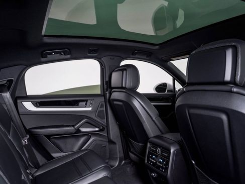 Certified 2025 Porsche Cayenne Coupe image 16