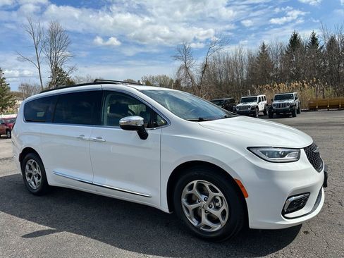 Certified 2023 Chrysler Pacifica Limited FWD image 1