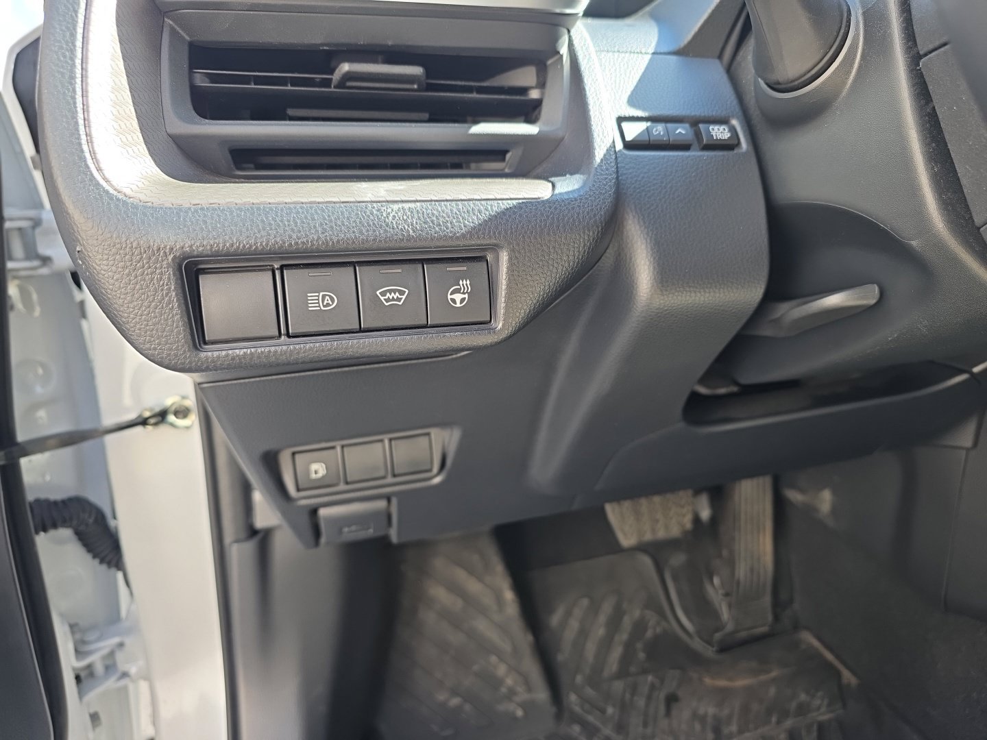 Used 2024 Toyota Prius XLE AWD/4WD image 9
