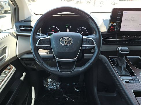 Used 2023 Toyota Sienna XLE FWD image 13