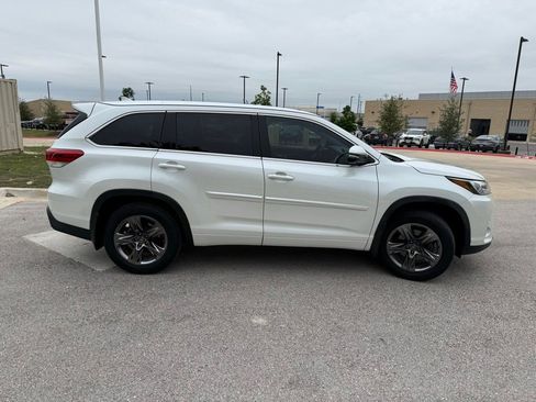 Used 2018 Toyota Highlander Limited Platinum FWD image 4
