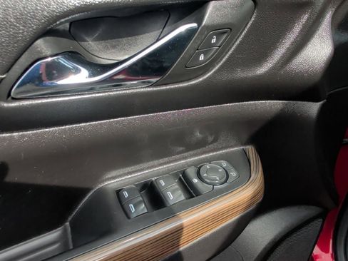 Used 2023 GMC Acadia SLE image 11