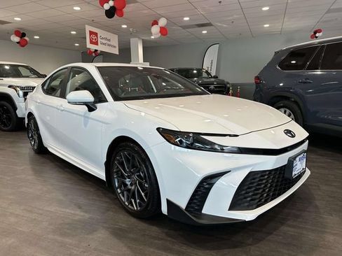 Used 2025 Toyota Camry SE w/ Convenience Package FWD image 8