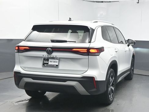 Certified 2025 Volkswagen Tiguan SE image 7