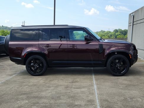 Used 2025 Land Rover Defender 130 X-Dynamic SE image 11