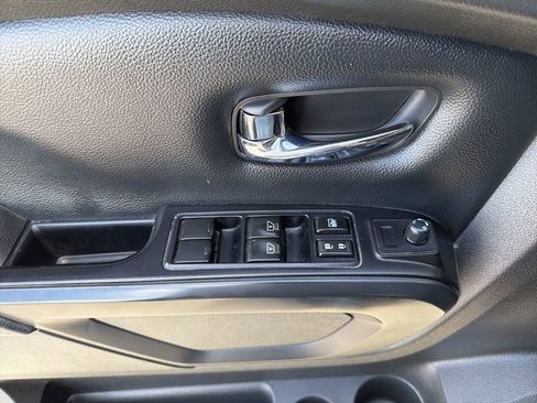 Used 2018 Nissan Titan SV w/ SV Convenience Package image 25