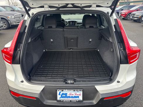 Used 2022 Volvo XC40 P8 Recharge Ultimate image 11