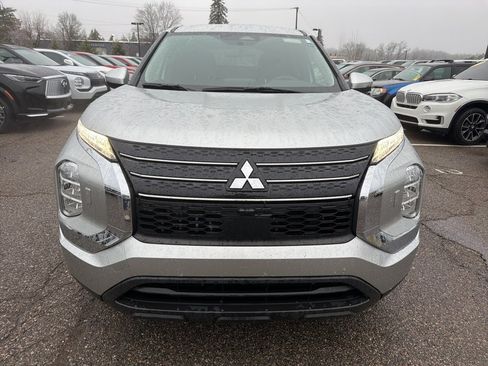 Used 2022 Mitsubishi Outlander ES image 2