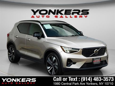Used 2023 Volvo XC40 B5 Ultimate w/ Protection Package Premier image 9