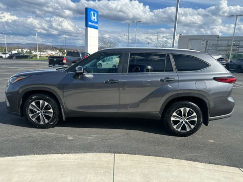 Used 2023 Toyota Highlander XLE AWD/4WD image 5