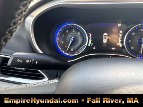 Used 2023 Chrysler Pacifica Touring-L image 31