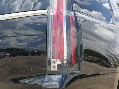 Used 2019 Cadillac Escalade Luxury RWD image 23