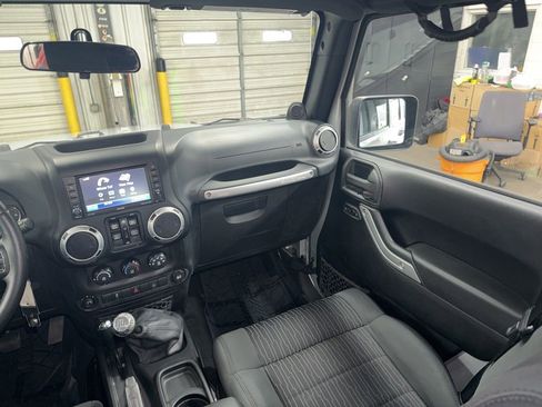 Used 2012 Jeep Wrangler Unlimited Sahara image 33