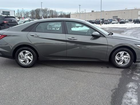 Used 2025 Hyundai Elantra SE image 4