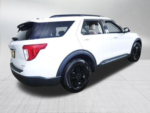 Used 2023 Ford Explorer XLT AWD/4WD image 7