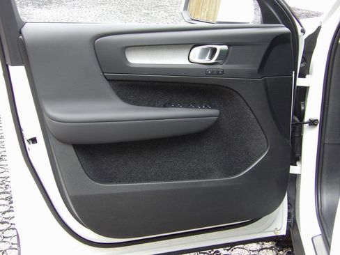 Certified 2025 Volvo XC40 B5 Plus w/ Protection Package Premier AWD/4WD image 17