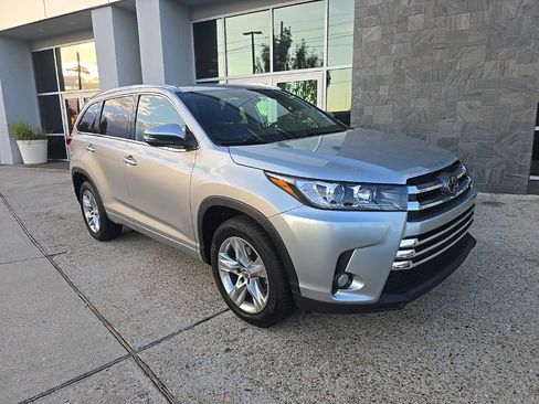Used 2018 Toyota Highlander Limited image 3