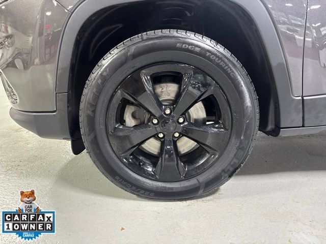 Used 2019 Jeep Cherokee Latitude Plus AWD/4WD image 12