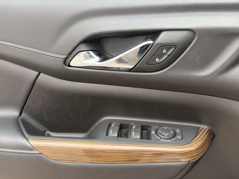 Certified 2023 GMC Acadia SLE w/ Driver Convenience Package FWD image 4