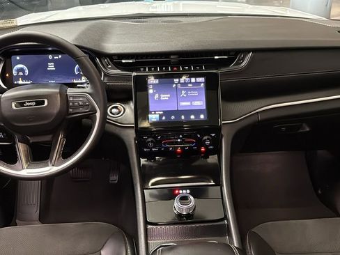 Used 2025 Jeep Grand Cherokee L Altitude image 11