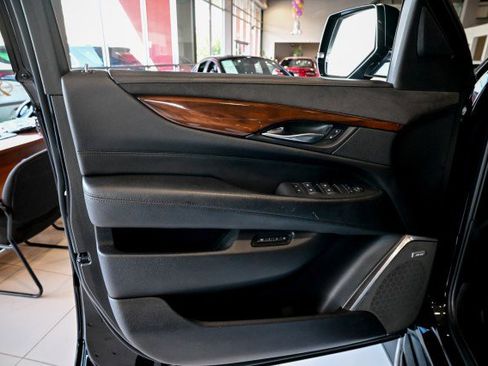 Used 2017 Cadillac Escalade Luxury AWD/4WD image 15