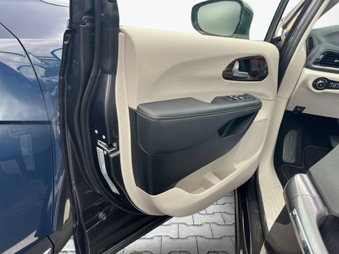 Used 2023 Chrysler Pacifica Limited FWD image 16