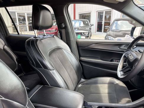 Used 2023 Jeep Grand Cherokee L Laredo RWD image 10