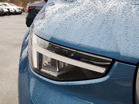 Certified 2025 Volvo XC40 B5 Plus image 9