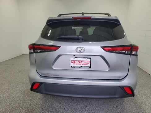 Used 2023 Toyota Highlander LE FWD image 7