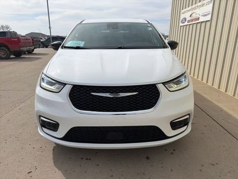 Used 2025 Chrysler Pacifica Select image 3