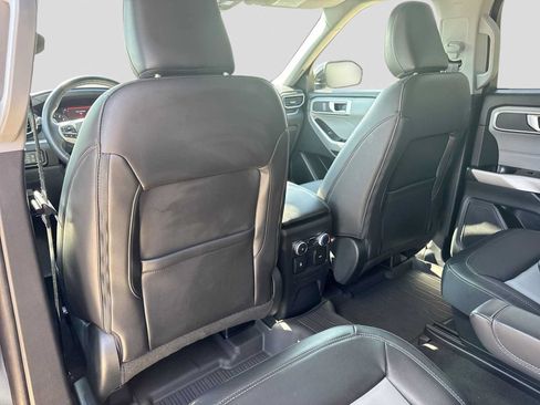 Used 2022 Ford Explorer XLT w/ Equipment Group 202A AWD/4WD image 6