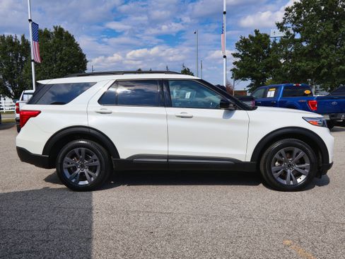 Used 2022 Ford Explorer XLT w/ Equipment Group 202A image 6