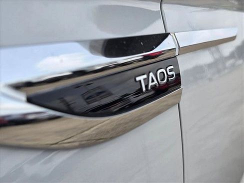Used 2024 Volkswagen Taos SE w/ Panoramic Sunroof Package FWD image 14