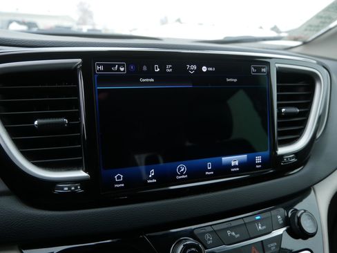 Certified 2022 Chrysler Pacifica Touring-L image 28