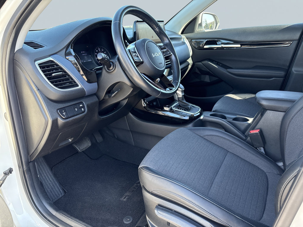 Used 2023 Kia Seltos S w/ Navigation Package FWD image 10