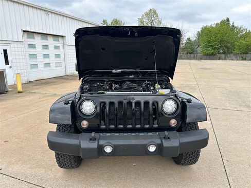 Used 2018 Jeep Wrangler Unlimited Sahara AWD/4WD image 11