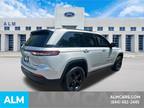 Used 2025 Jeep Grand Cherokee Limited w/ Black Appearance Package AWD/4WD image 5