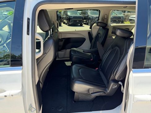 Used 2023 Chrysler Pacifica Touring-L image 27