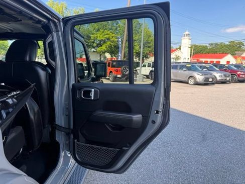 Used 2023 Jeep Wrangler Unlimited Sahara AWD/4WD image 27