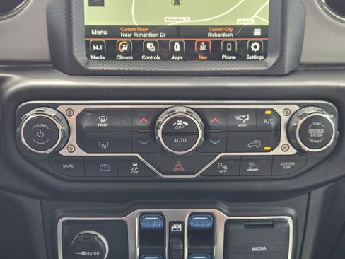 Used 2022 Jeep Wrangler Unlimited Sahara AWD/4WD image 24
