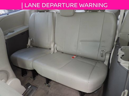 Used 2019 Toyota Sienna XLE w/ XLE Navigation Package FWD image 17