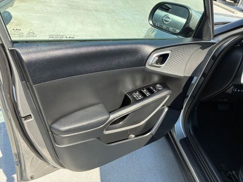 Used 2025 Kia Soul LX w/ LX Technology Package image 18