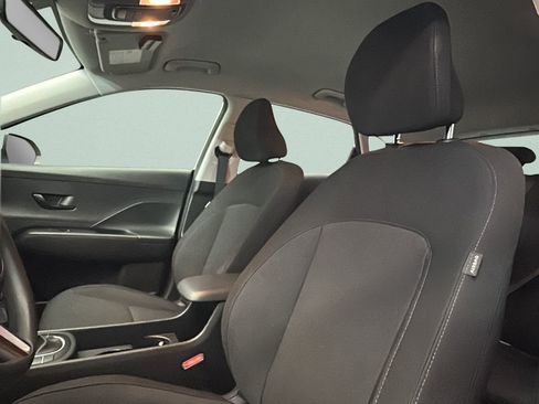 Certified 2025 Hyundai Kona SE image 9