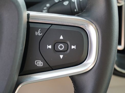 Used 2020 Volvo XC40 T4 Momentum image 15