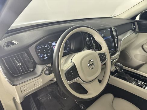 Used 2019 Volvo XC60 T6 Momentum w/ Multimedia Package AWD/4WD image 9